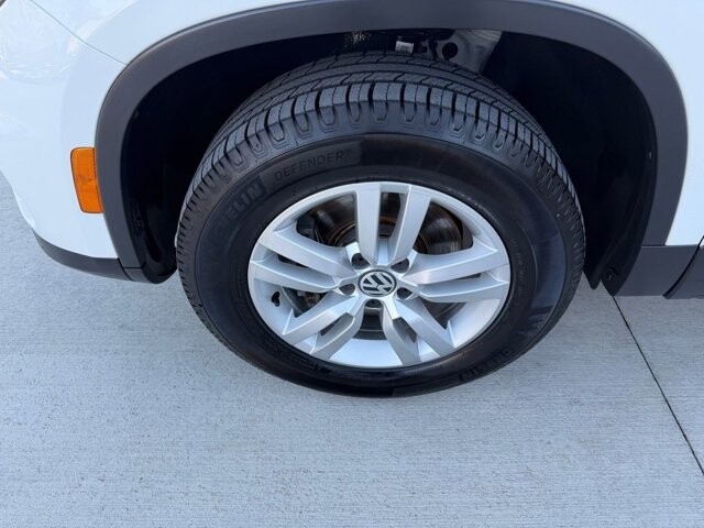 2017 Volkswagen Tiguan in Knoxville, TN 37920 - 18104699 28