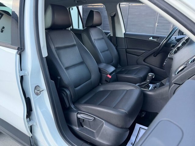 2017 Volkswagen Tiguan in Knoxville, TN 37920 - 18104699 16