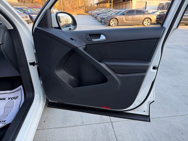 2017 Volkswagen Tiguan in Knoxville, TN 37920 - 18104699 10