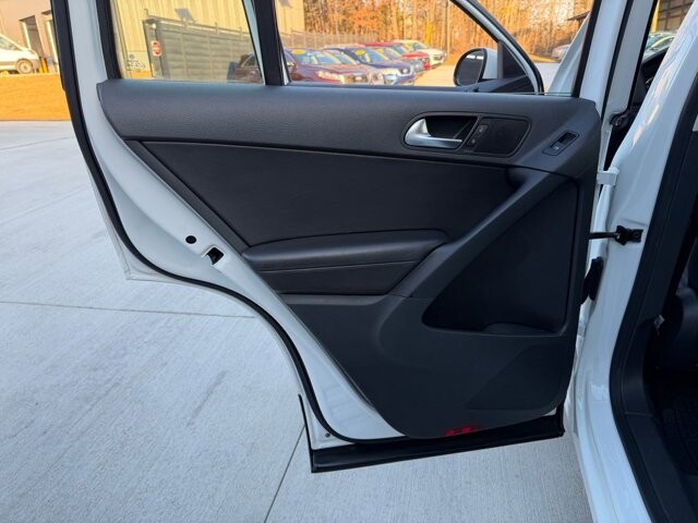 2017 Volkswagen Tiguan in Knoxville, TN 37920 - 18104699 7