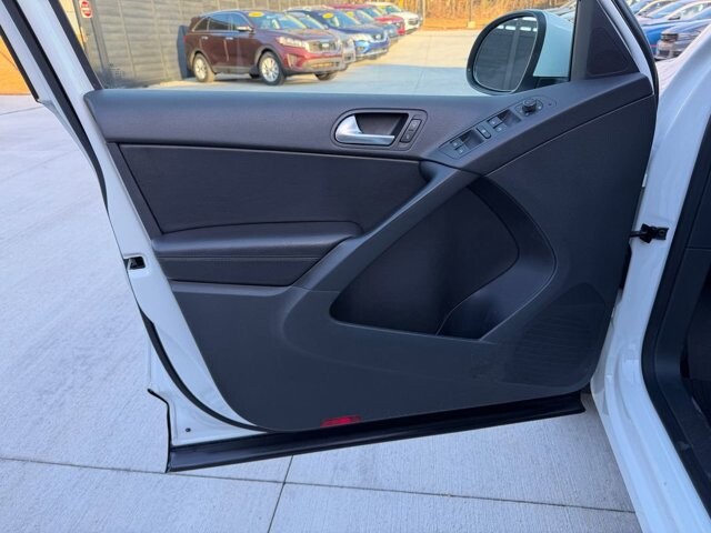 2017 Volkswagen Tiguan in Knoxville, TN 37920 - 18104699 6
