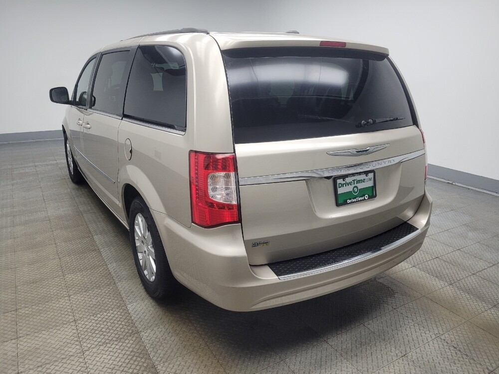 2016 Chrysler Town & Country in Indianapolis, IN 46222 - 18105081 5