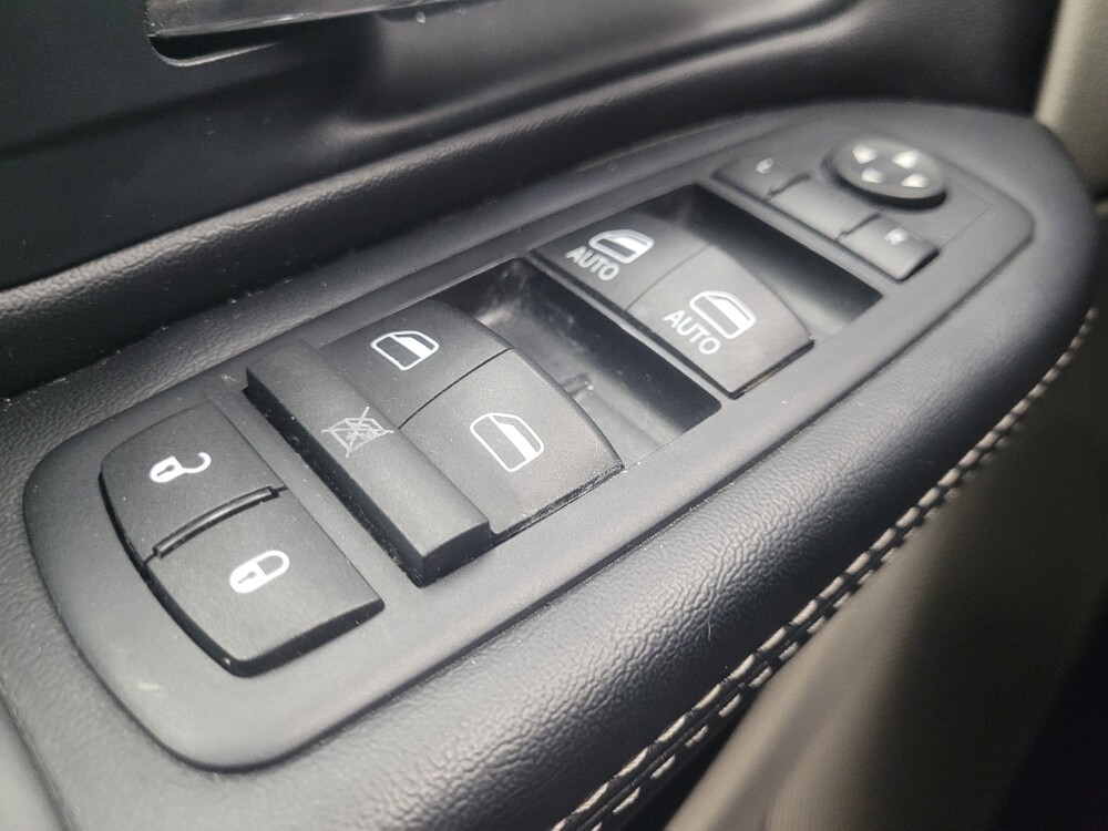 2016 Chrysler Town & Country in Indianapolis, IN 46222 - 18105081 27