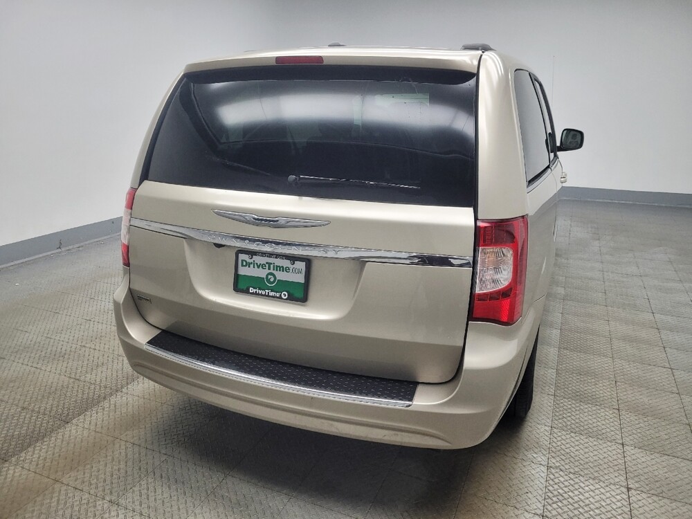 2016 Chrysler Town & Country in Indianapolis, IN 46222 - 18105081 7
