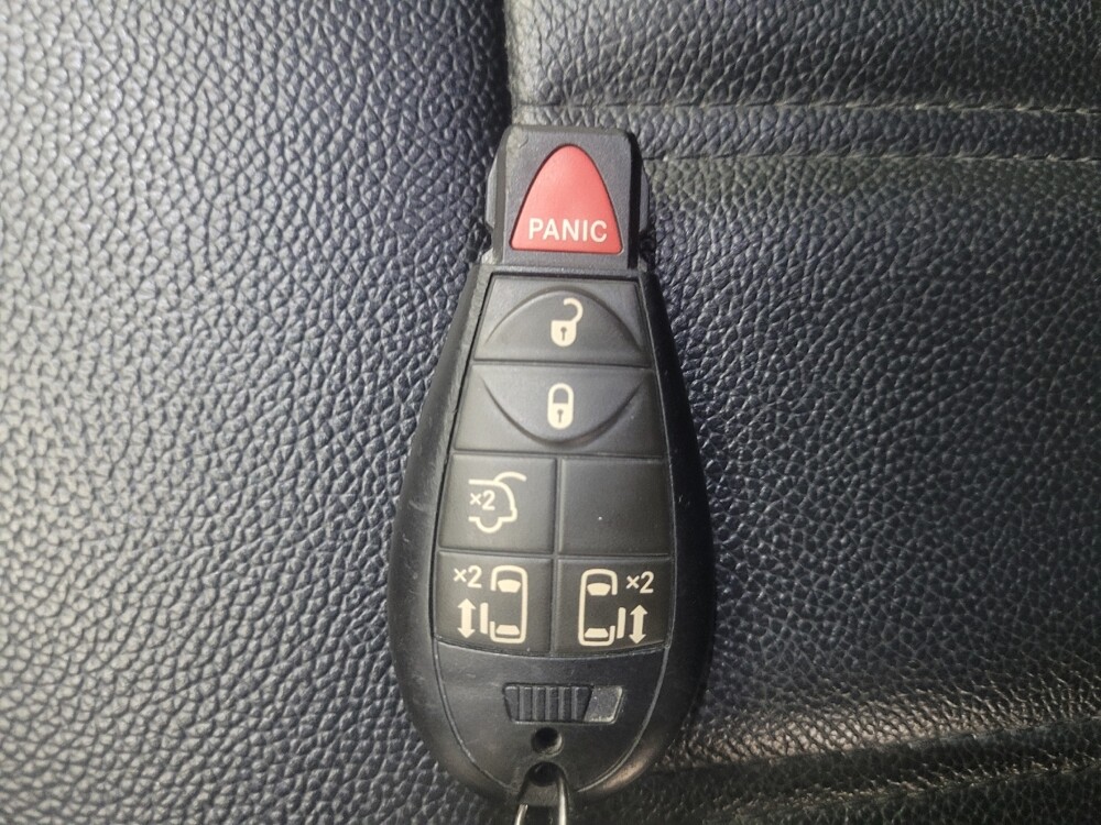 2016 Chrysler Town & Country in Indianapolis, IN 46222 - 18105081 32