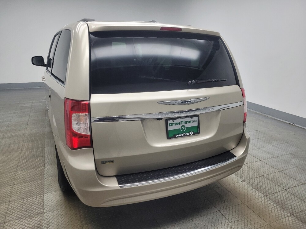 2016 Chrysler Town & Country in Indianapolis, IN 46222 - 18105081 6