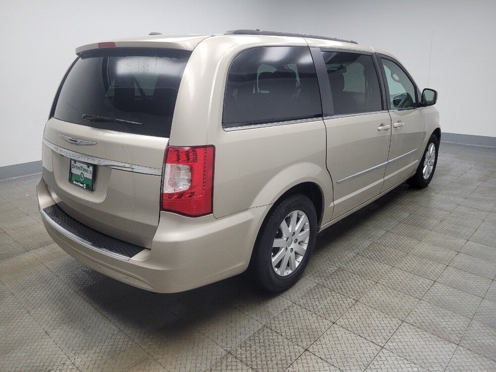 2016 Chrysler Town & Country in Indianapolis, IN 46222 - 18105081 9