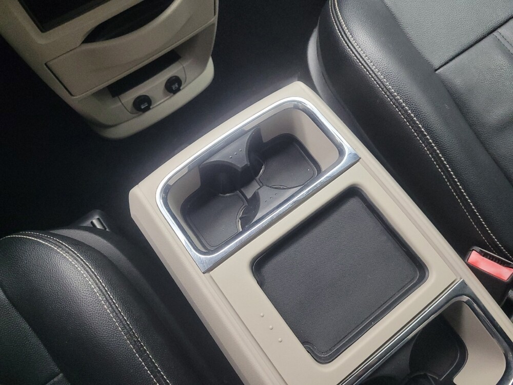 2016 Chrysler Town & Country in Indianapolis, IN 46222 - 18105081 26