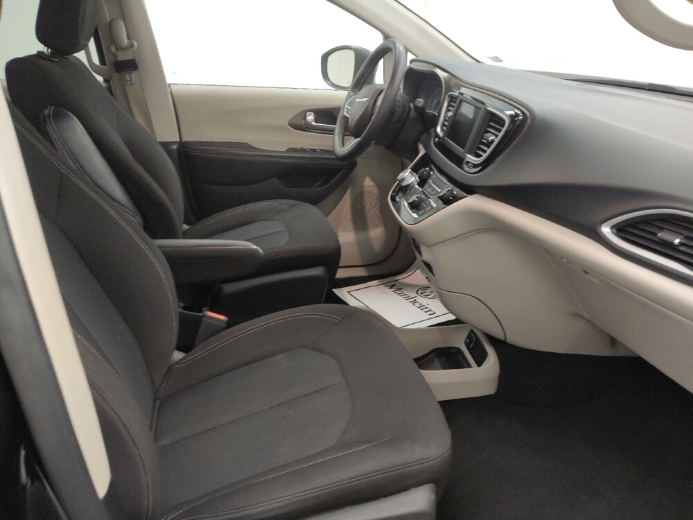 2023 Chrysler Voyager in St. Louis, MO 63125 - 18105226 21