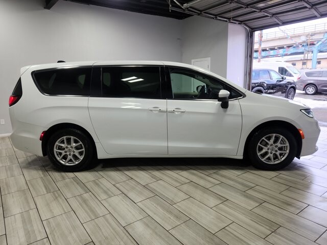 2023 Chrysler Pacifica in Cinnaminson, NJ 08077 - 18105350 6
