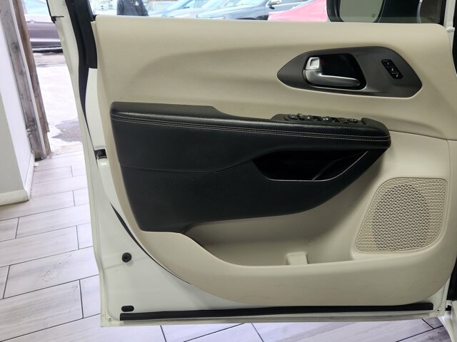 2023 Chrysler Pacifica in Cinnaminson, NJ 08077 - 18105350 10