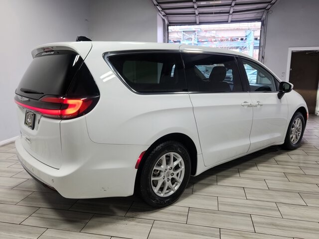 2023 Chrysler Pacifica in Cinnaminson, NJ 08077 - 18105350 5
