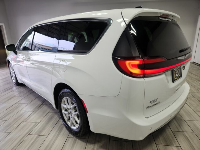 2023 Chrysler Pacifica in Cinnaminson, NJ 08077 - 18105350 3