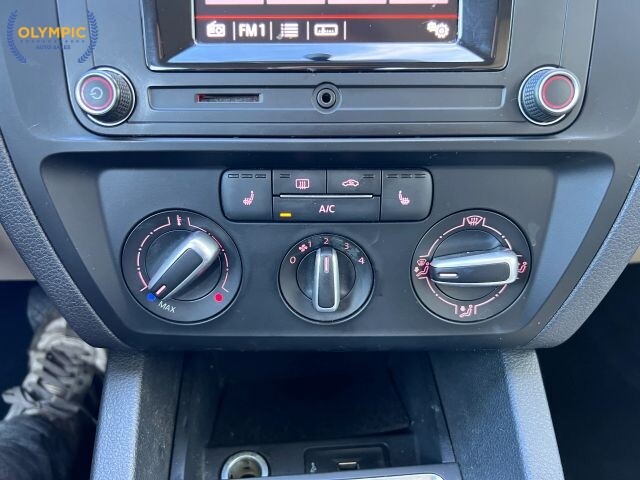 2018 Volkswagen Jetta in Decatur, GA 30032 - 18105365 31