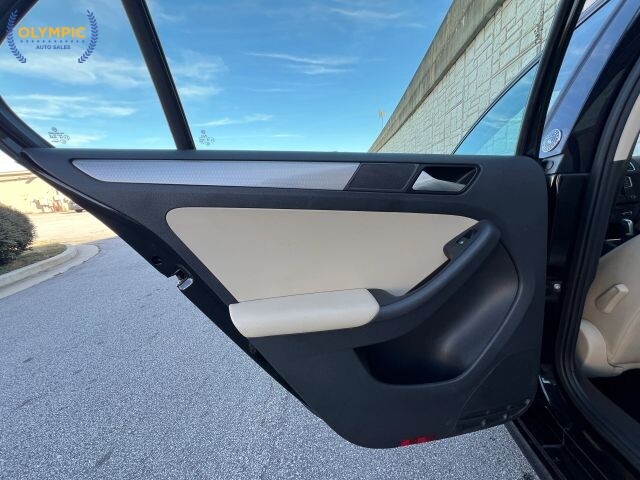 2018 Volkswagen Jetta in Decatur, GA 30032 - 18105365 39