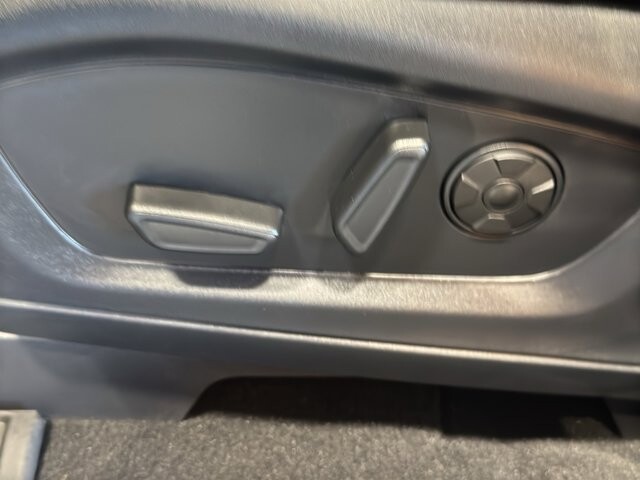 2025 Ford Explorer in Burlington, WI 53105 - 18105375 18