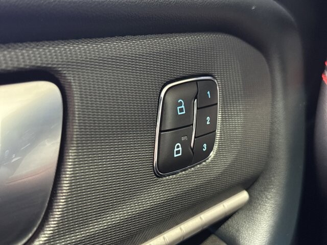 2025 Ford Explorer in Burlington, WI 53105 - 18105375 38