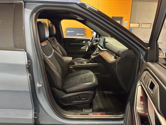 2025 Ford Explorer in Burlington, WI 53105 - 18105375 20