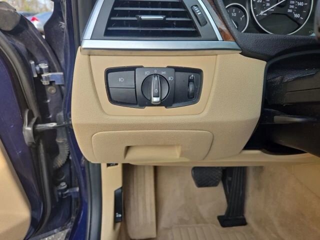 2016 BMW 320i xDrive in Greenville, SC 29607 - 18105389 46