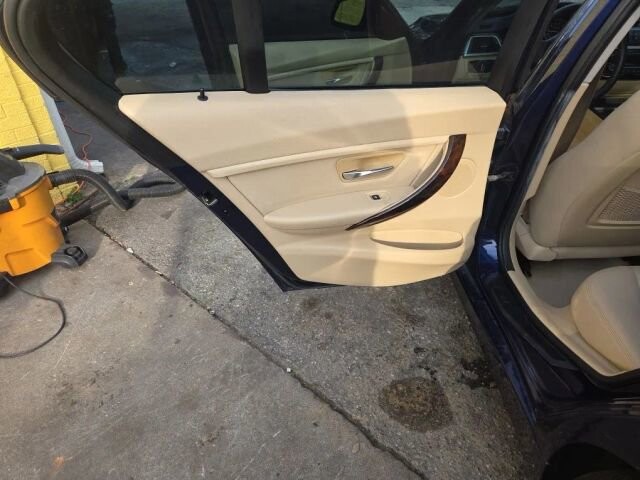 2016 BMW 320i xDrive in Greenville, SC 29607 - 18105389 31