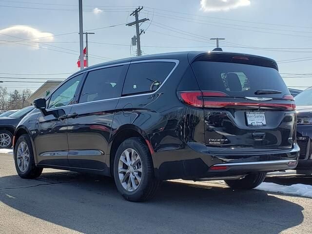 2026 Chrysler Pacifica in Bedford, OH 44146 - 18105400 3