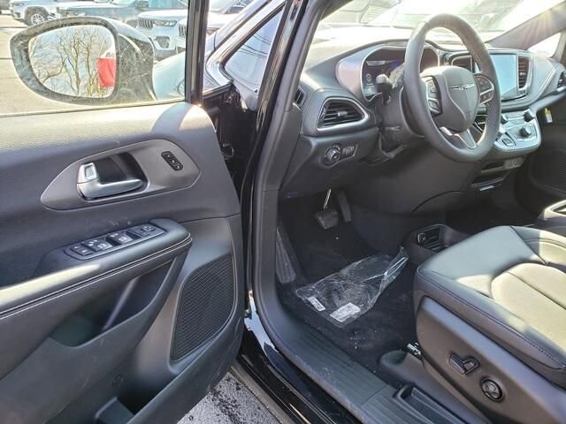 2026 Chrysler Pacifica in Bedford, OH 44146 - 18105400 6