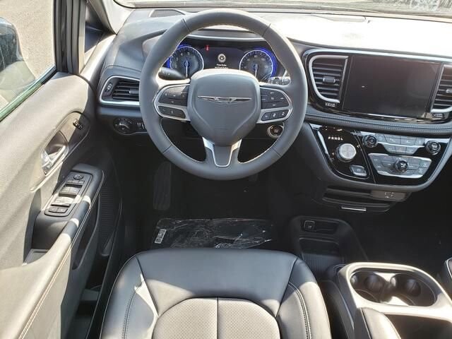 2026 Chrysler Pacifica in Bedford, OH 44146 - 18105400 9