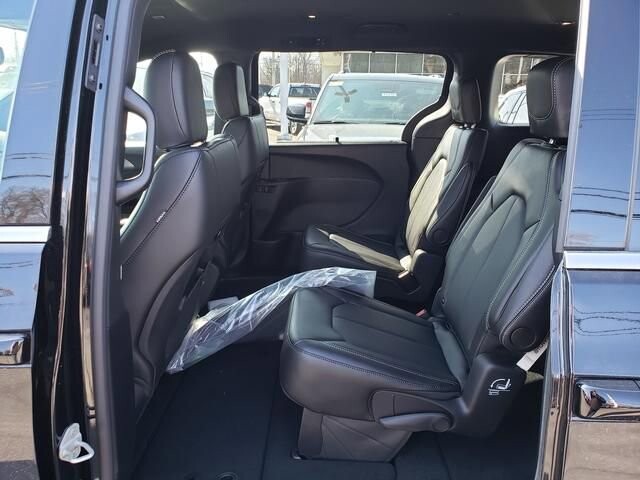 2026 Chrysler Pacifica in Bedford, OH 44146 - 18105400 7