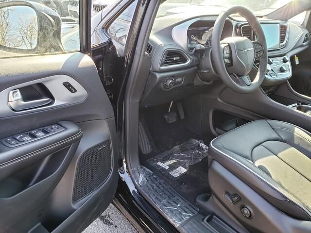 2026 Chrysler Pacifica in Bedford, OH 44146 - 18105405 6