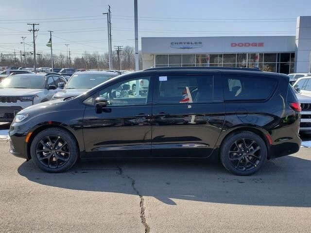 2026 Chrysler Pacifica in Bedford, OH 44146 - 18105405 2
