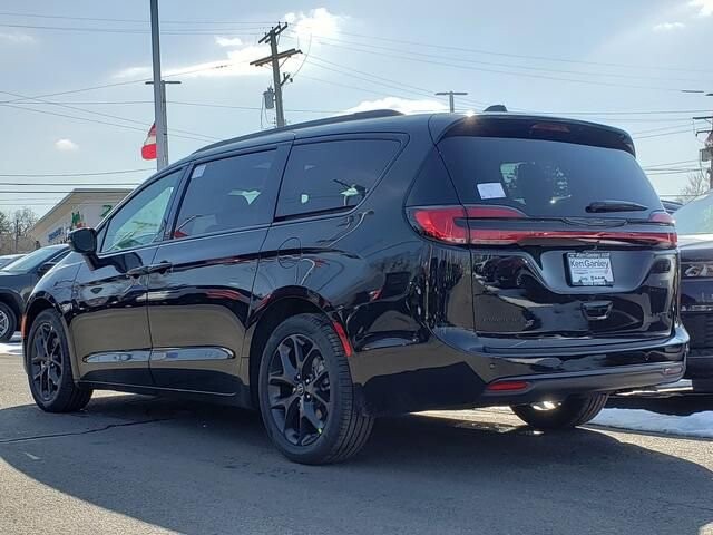 2026 Chrysler Pacifica in Bedford, OH 44146 - 18105405 3
