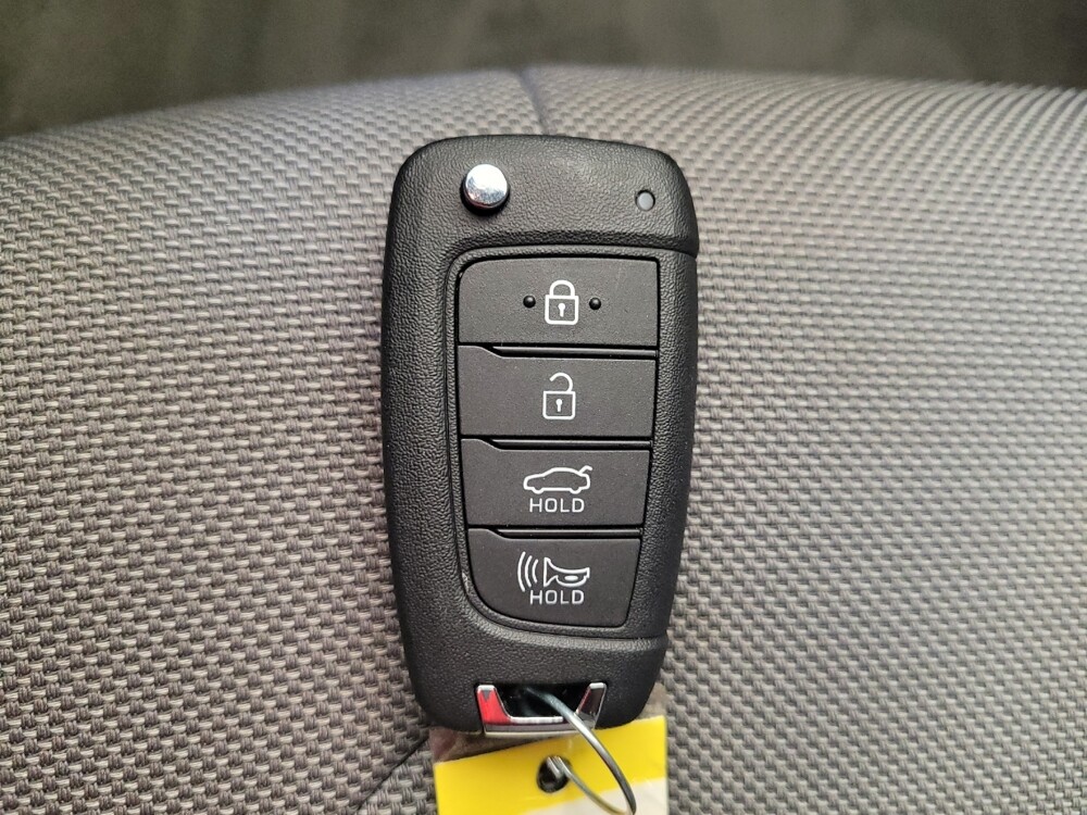 2025 Hyundai Elantra in Cincinnati, OH 45255 - 18105600 32