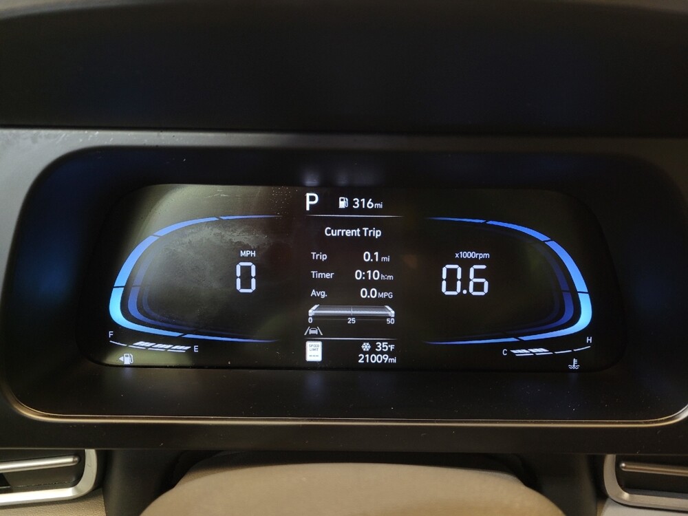 2025 Hyundai Elantra in Cincinnati, OH 45255 - 18105600 23