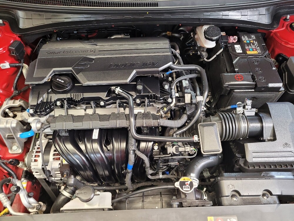 2025 Hyundai Elantra in Cincinnati, OH 45255 - 18105600 30