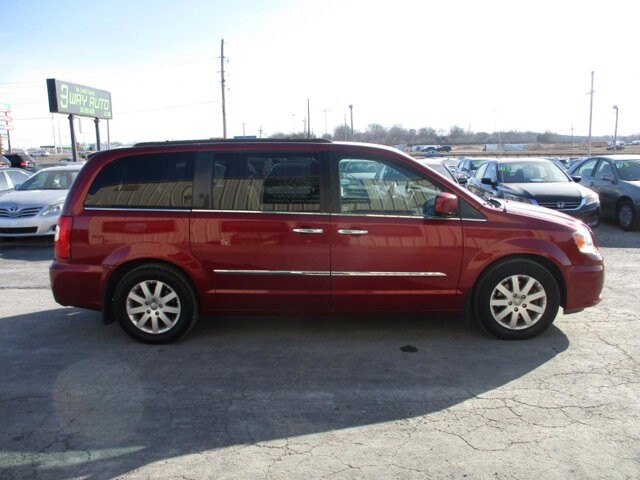 2016 Chrysler Town & Country in Oak Grove, MO 64075 - 18105962 4