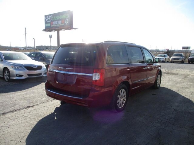 2016 Chrysler Town & Country in Oak Grove, MO 64075 - 18105962 5