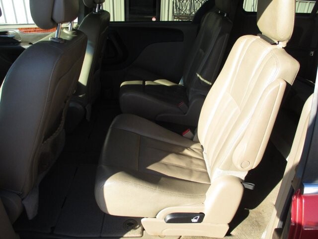 2016 Chrysler Town & Country in Oak Grove, MO 64075 - 18105962 10