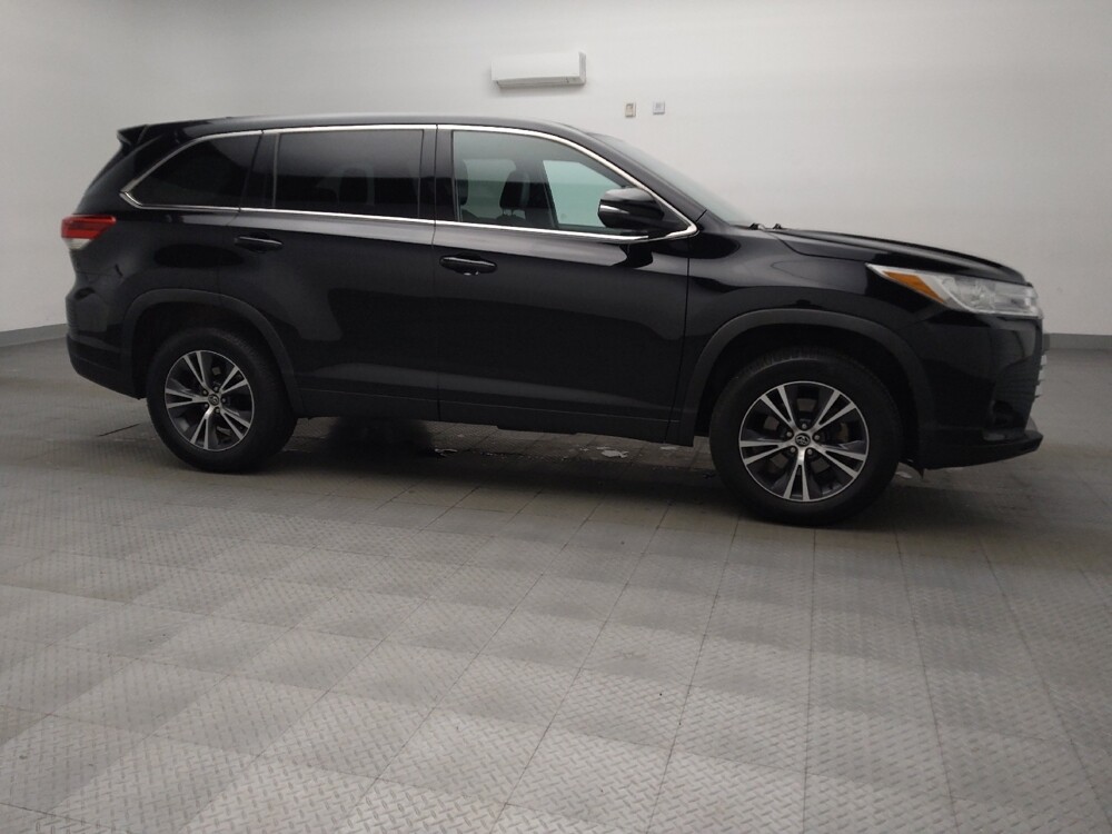 2019 Toyota Highlander in Tulsa, OK 74145 - 18106052 11