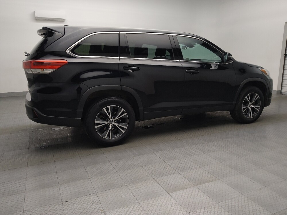 2019 Toyota Highlander in Tulsa, OK 74145 - 18106052 10