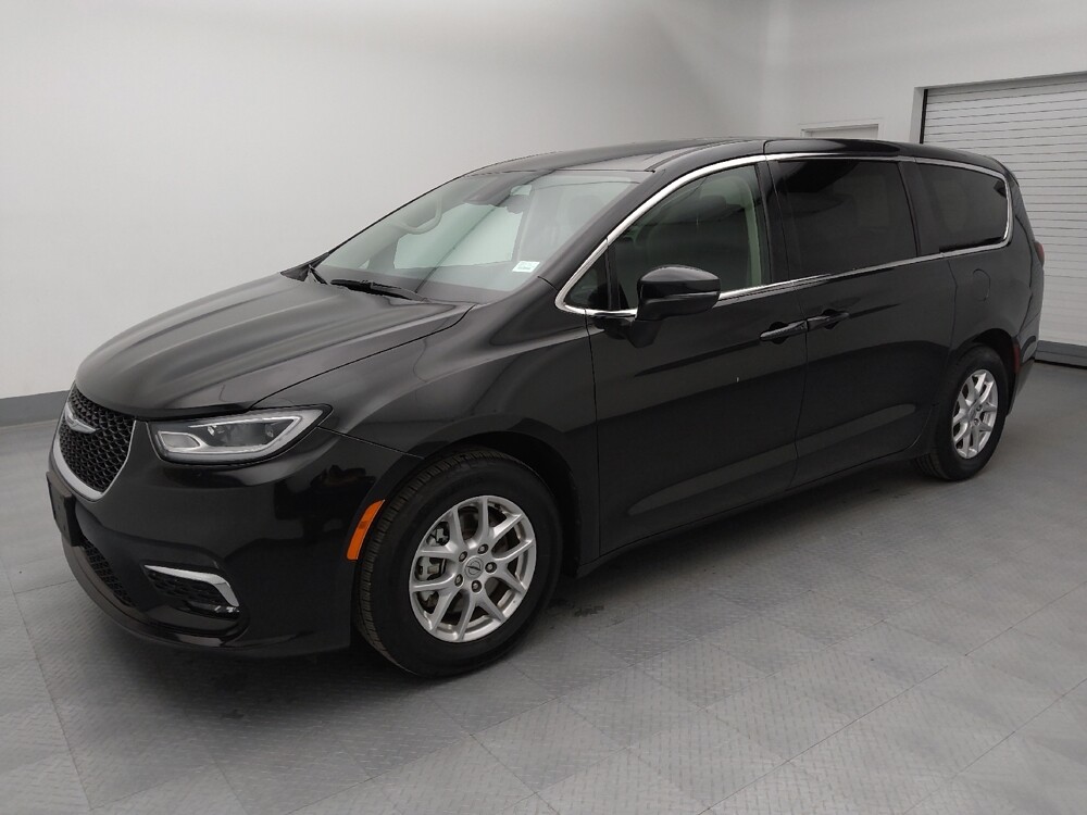 2023 Chrysler Pacifica in Independence, MO 64055 - 18106229 2