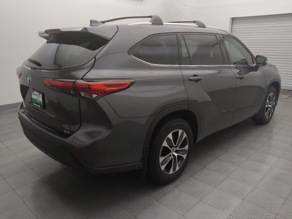 2020 Toyota Highlander in Live Oak, TX 78233 - 18106257 9