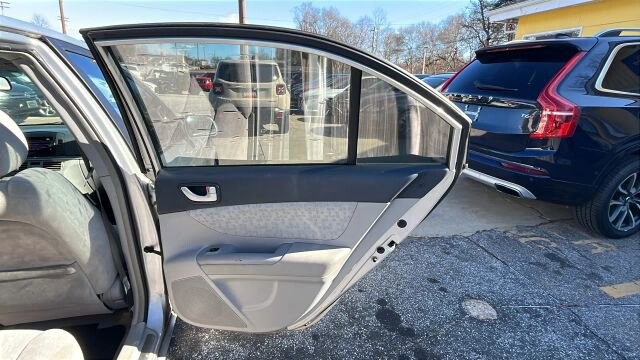 2006 Hyundai Sonata in Greenville, SC 29607 - 18106348 17