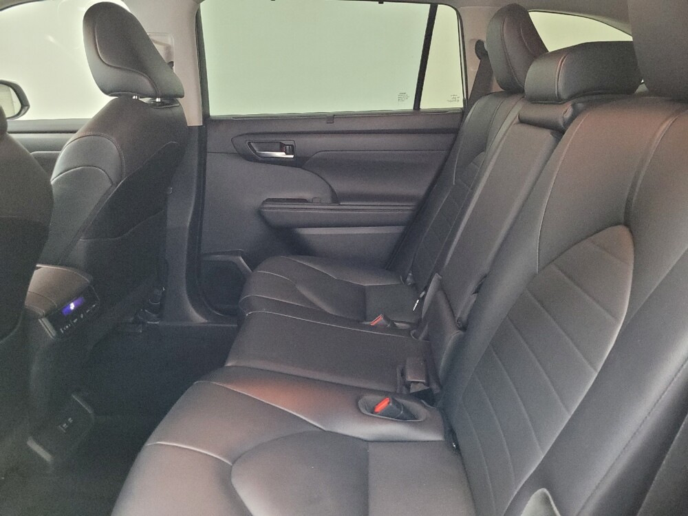 2020 Toyota Highlander in Las Vegas, NV 89102 - 18106426 18