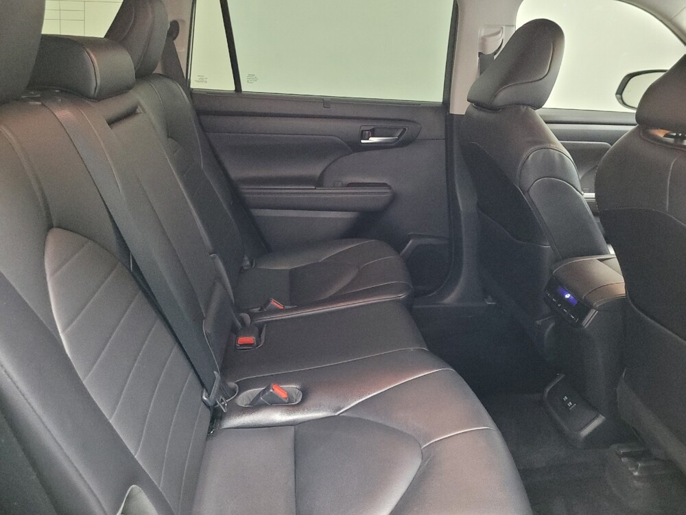 2020 Toyota Highlander in Las Vegas, NV 89102 - 18106426 19