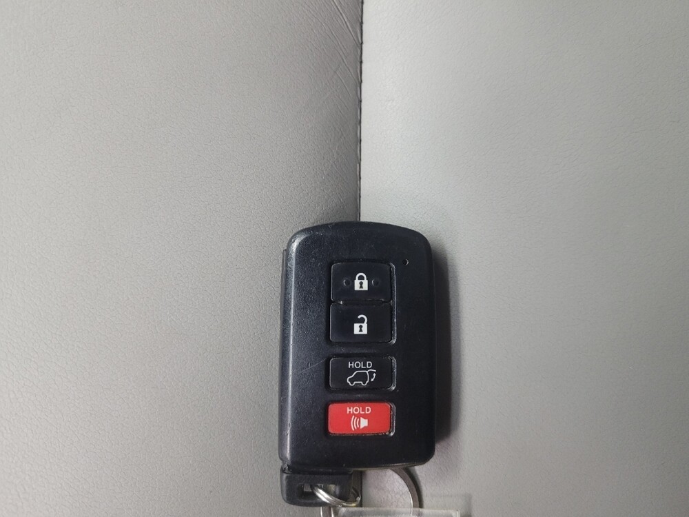 2019 Toyota Highlander in Highland, IN 46322 - 18106533 32