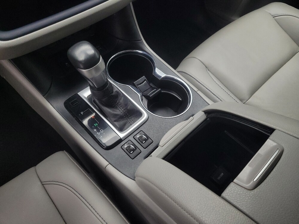 2019 Toyota Highlander in Highland, IN 46322 - 18106533 26