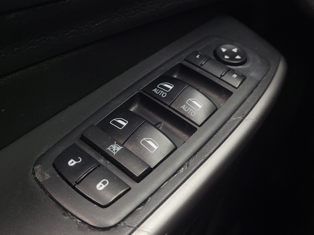 2019 Jeep Cherokee in Indianapolis, IN 46219 - 18106535 27