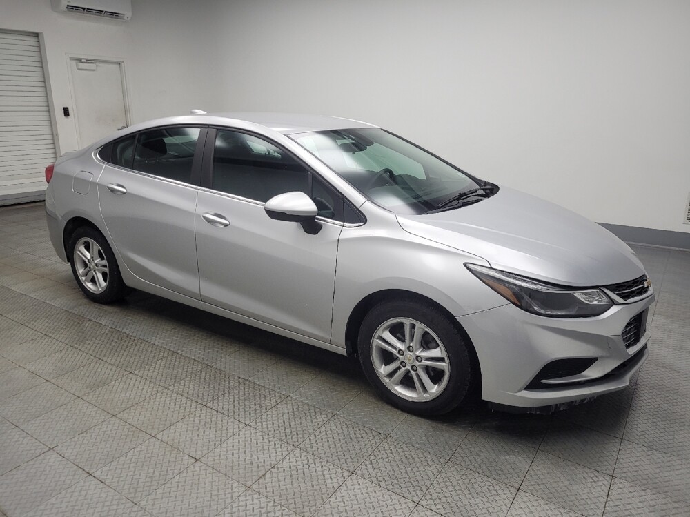 2018 Chevrolet Cruze in Indianapolis, IN 46222 - 18106557 11