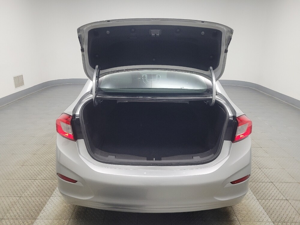 2018 Chevrolet Cruze in Indianapolis, IN 46222 - 18106557 29