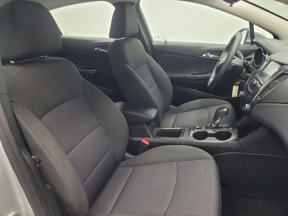 2018 Chevrolet Cruze in Indianapolis, IN 46222 - 18106557 21